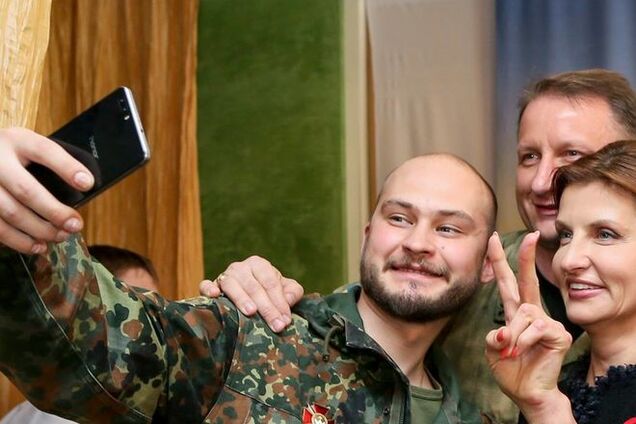 Порошенко показал через селфи, как выглядит победа Украины: фотофакт