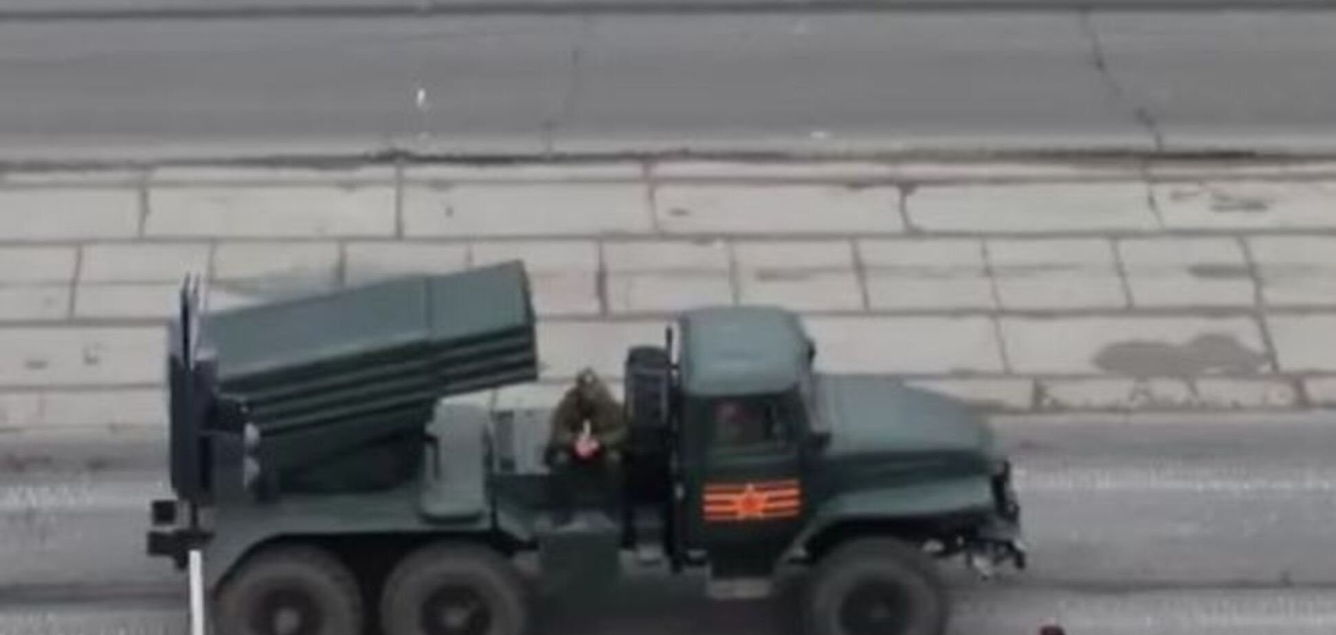 'Репетиция' штурма? Караван свежей российской техники проехал по центру Луганска: видеофакт