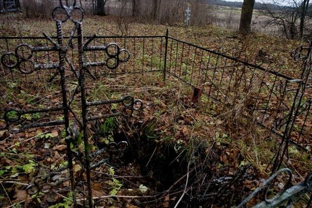 В Киеве священник выкопал из могилы тело жены и заставлял молиться на него