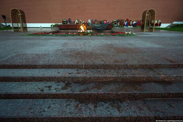 Путинский 'президентский полк' залил шампанским вечный огонь в Москве: опубликованы фото