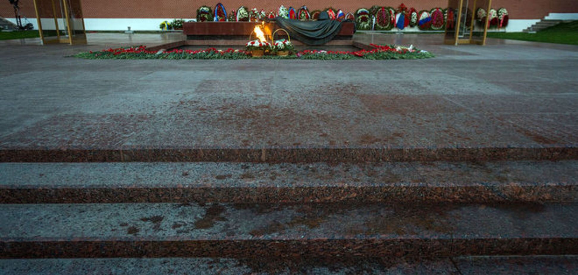 Путинский 'президентский полк' залил шампанским вечный огонь в Москве: опубликованы фото