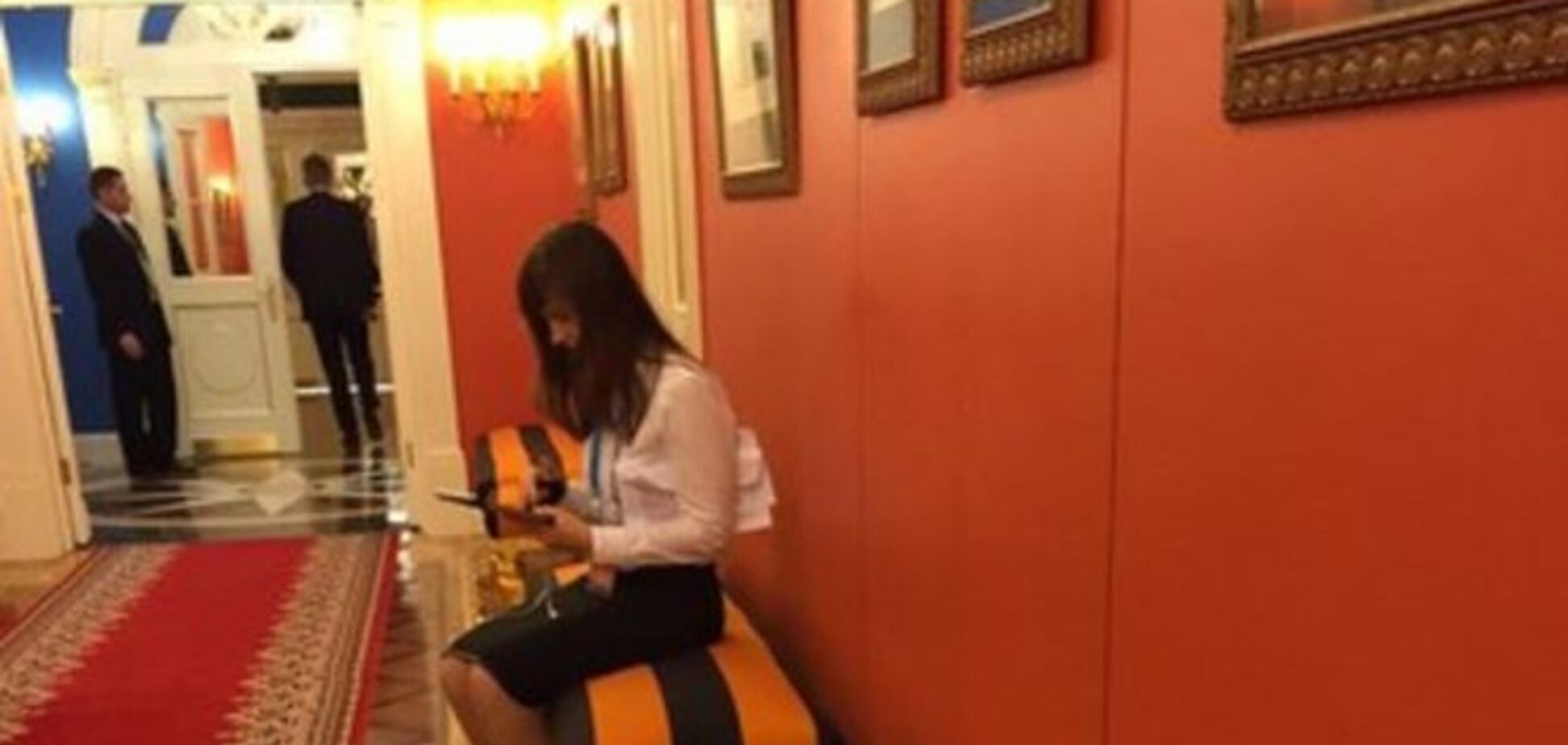 'Попой на Победу': в крепости Путина из 'георгиевских' лент сделали подстилки