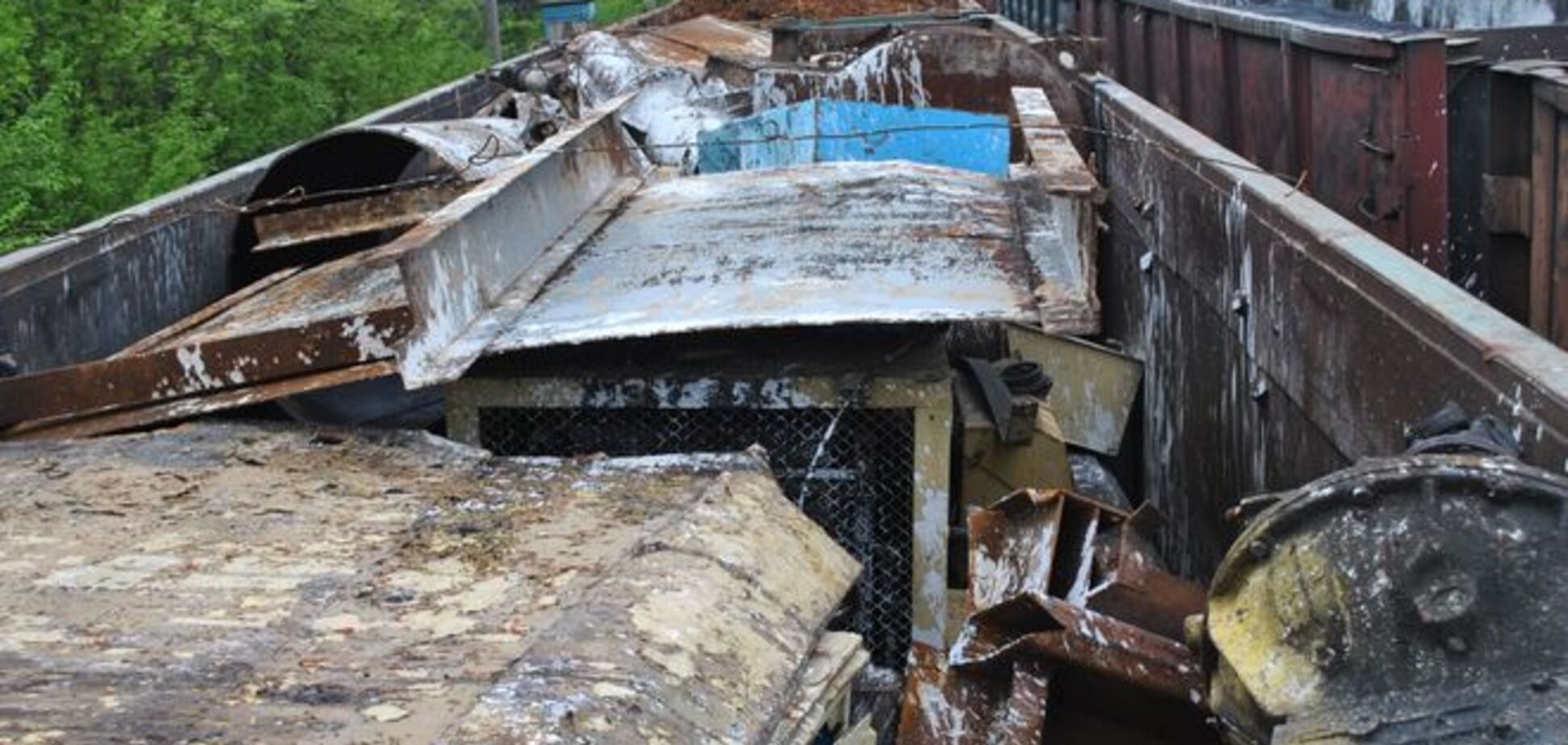 Под Краматорском пограничники в металлоломе нашли трактор и мешки с коксом