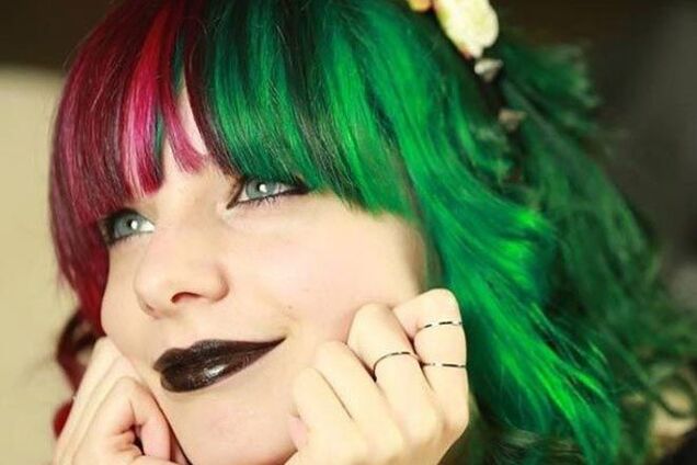 Новый тренд: девушки по всему миру красят волосы в два ярких цвета