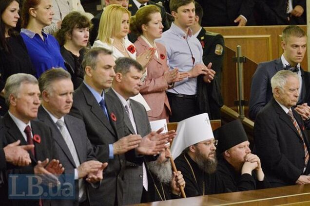 Представники УПЦ МП не встали під час зачитування імен героїв України