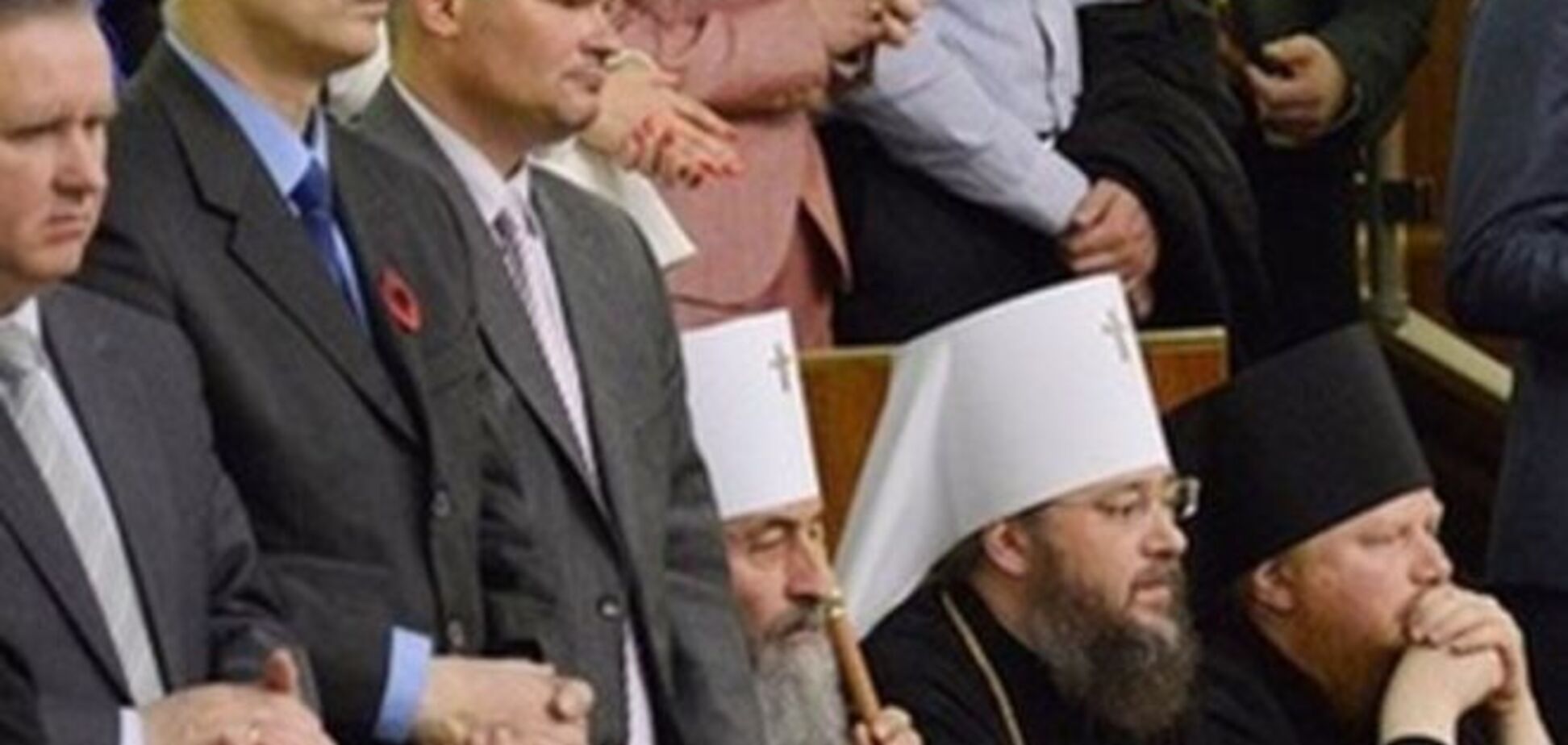 Митрополит Онуфрий отказался вставать во время приветствия героев АТО