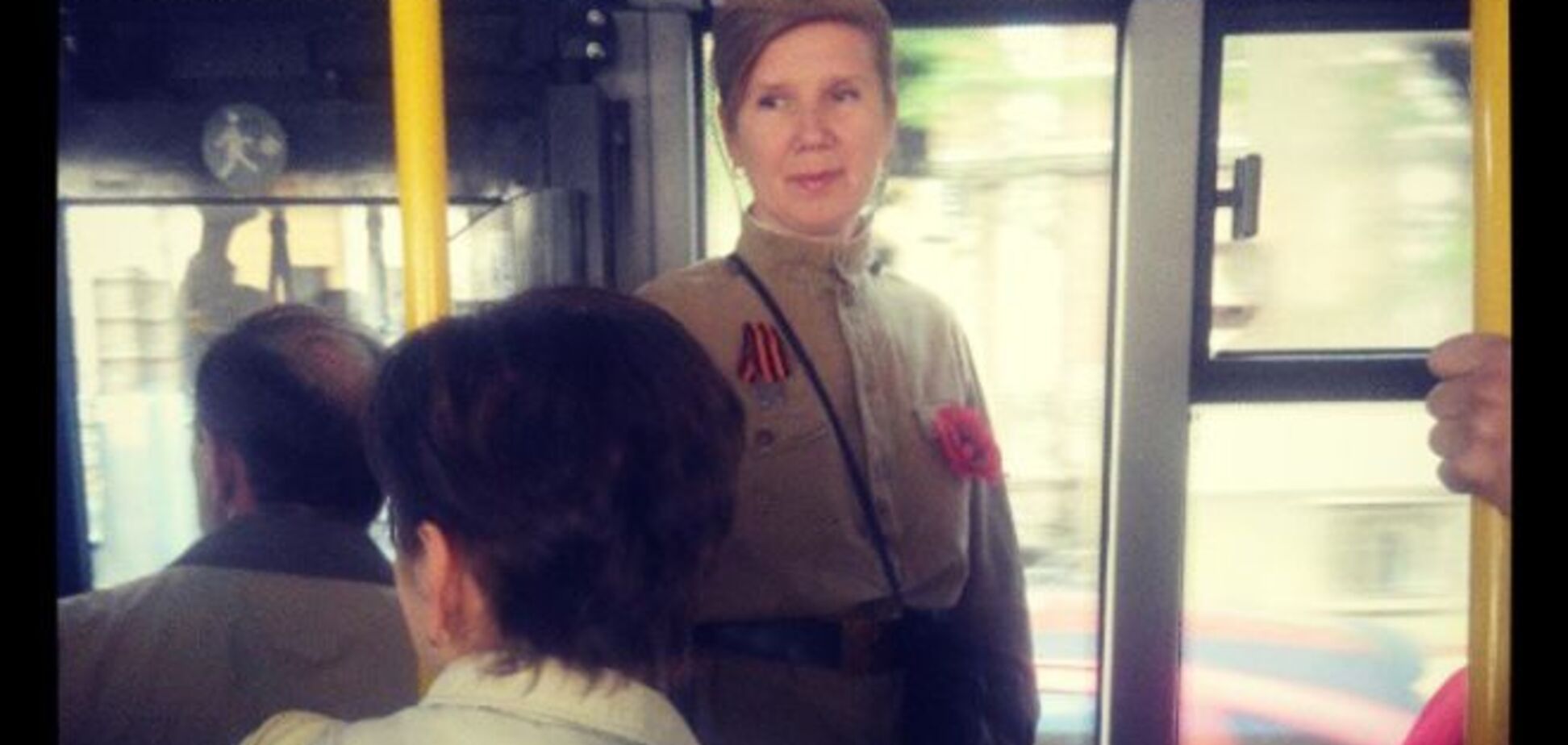 Перестаралась: в киевском автобусе кондуктор нацепила и мак, и георгиевскую ленточку