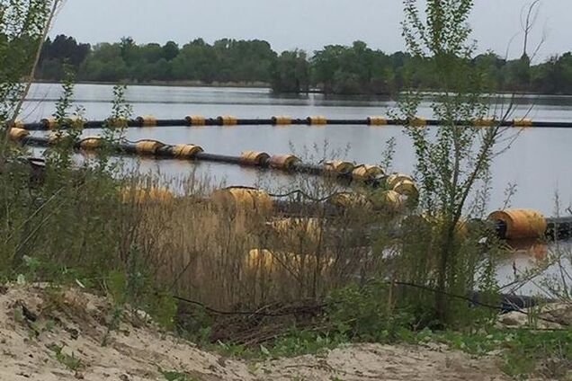 В Киеве на Днепре нашли трубы, через которые украли тысячи тонн песка: фотофакт