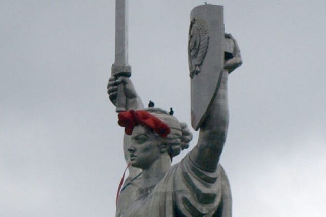 'Родину-мать' в Киеве украсили украинским веночком: фотофакт