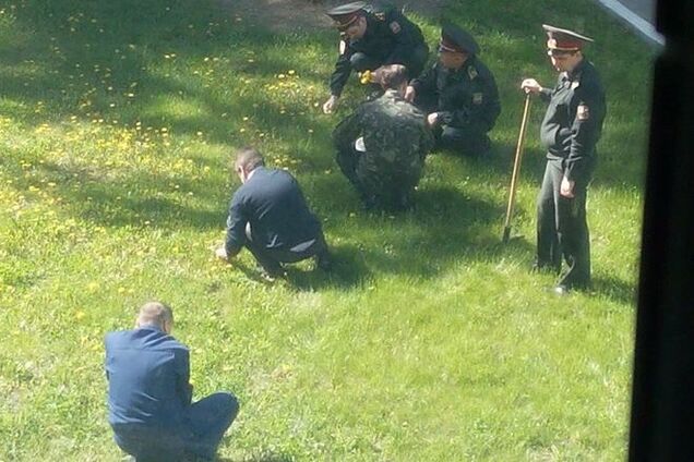 Знайти і обезголовити. У військовому вузі Києва офіцерів вчать 'воювати' з кульбабами: фотофакт