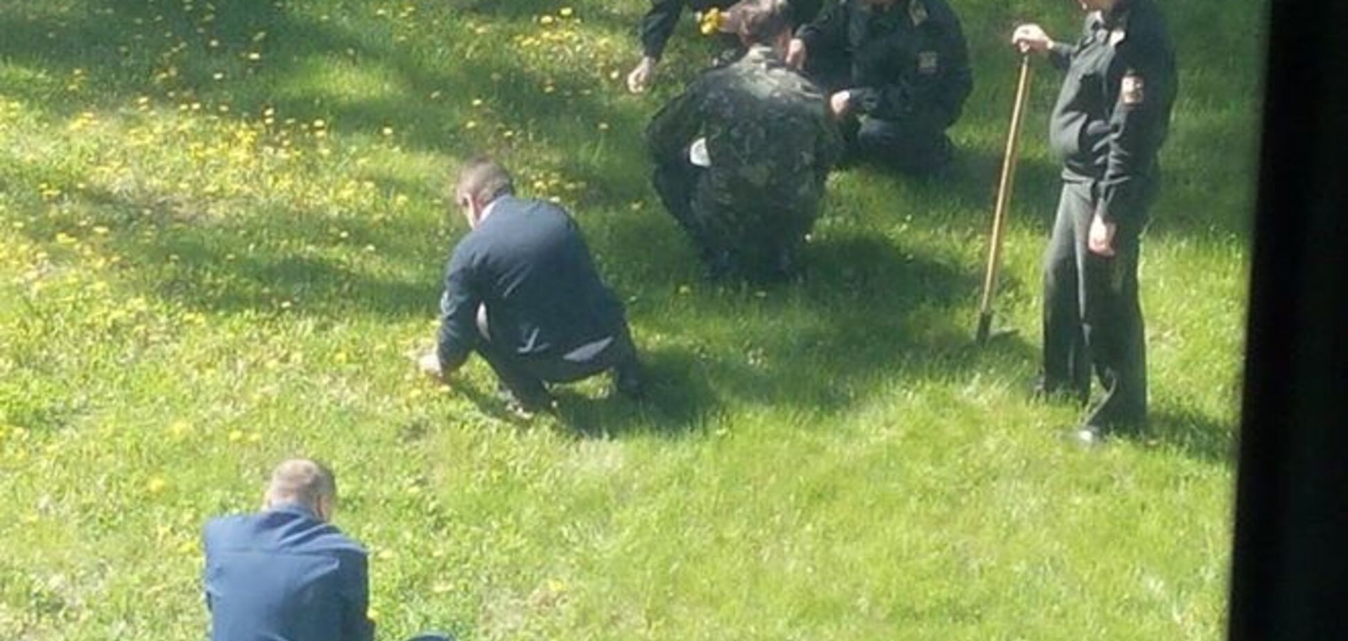 Знайти і обезголовити. У військовому вузі Києва офіцерів вчать 'воювати' з кульбабами: фотофакт