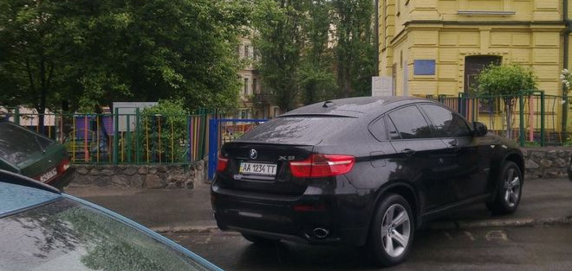'Герой парковки': в Киеве мажор едва не заставил детский садик голодать