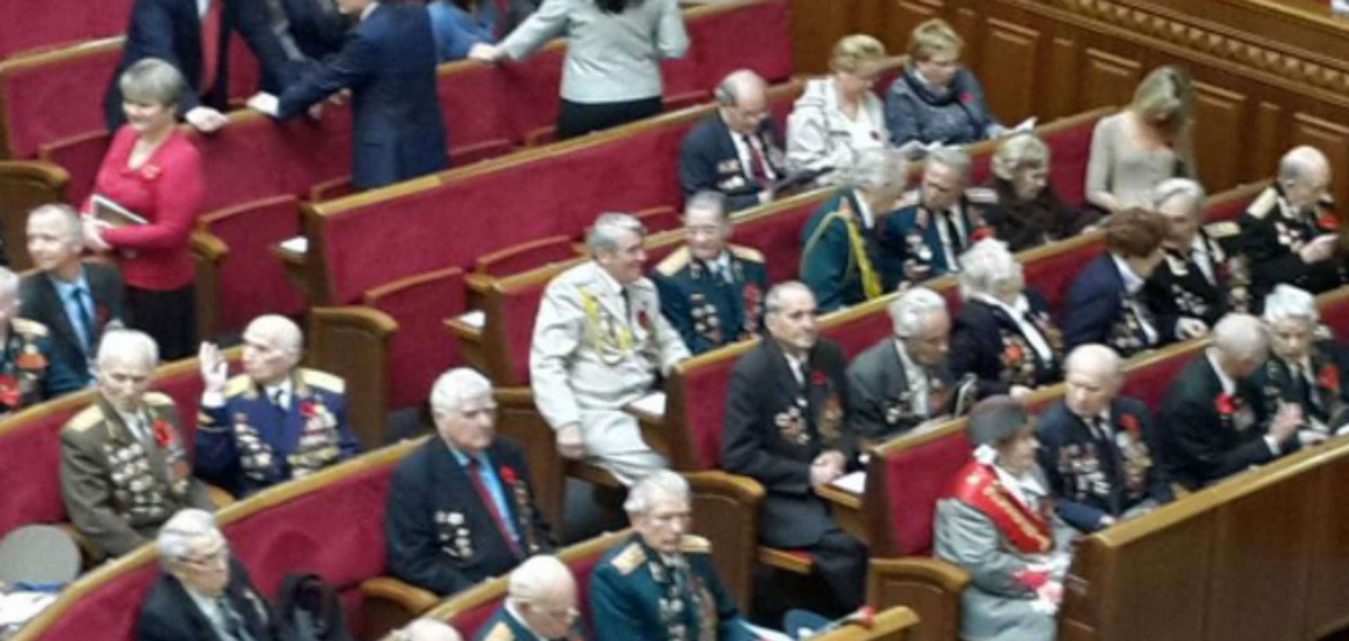 Ветеранов и бойцов АТО в Раде встретили оркестром: праздничное заседание