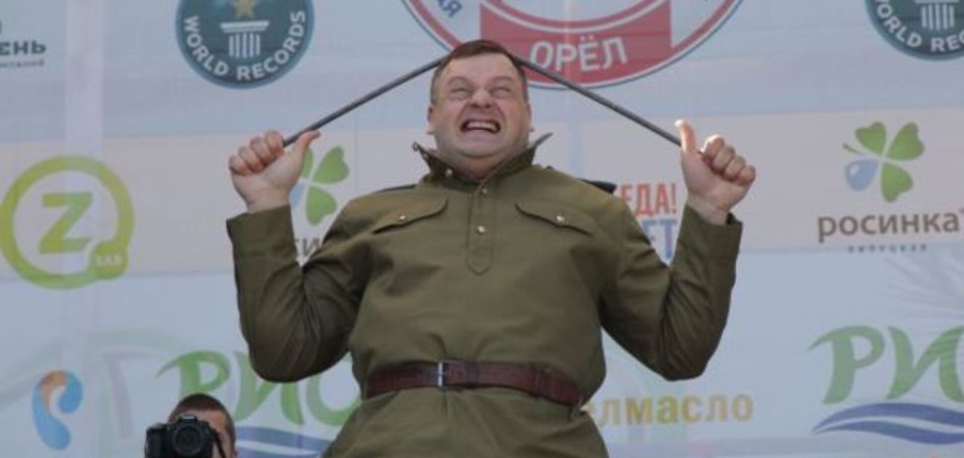 В России чиновник ко Дню Победы согнул 12 металлических прутьев головой 