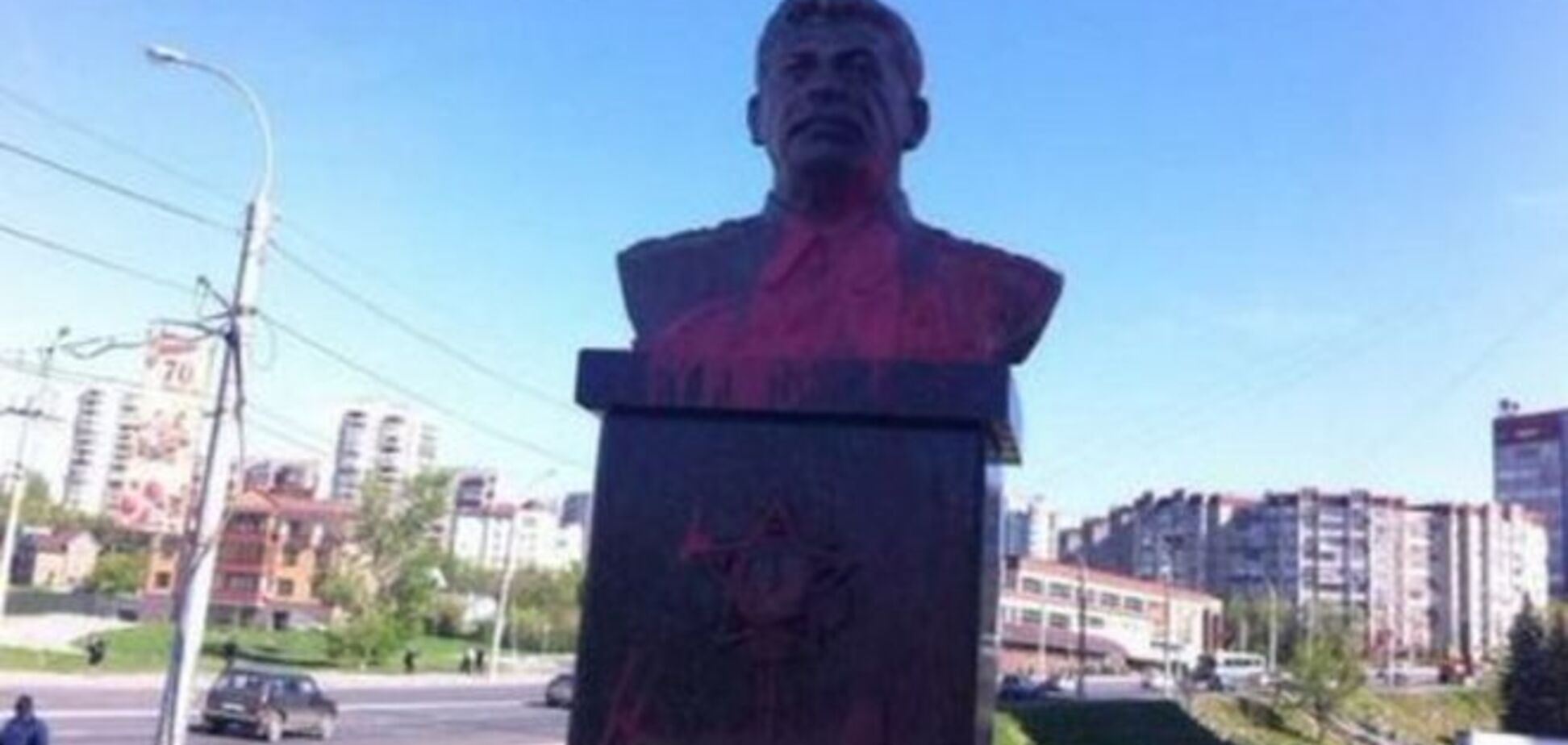 Свидомая: в России женщина напала с молотком на 'свежеустановленного' Сталина, видеофакт