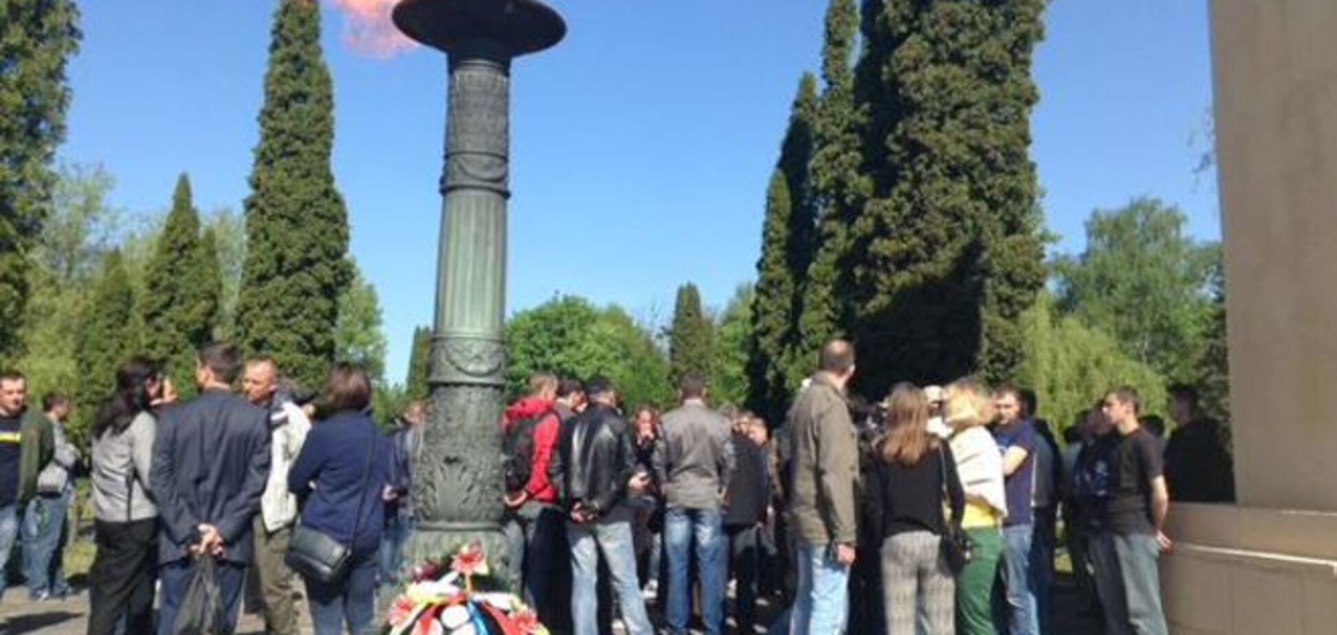 Во Львове активисты сняли с мужчины георгиевскую ленту