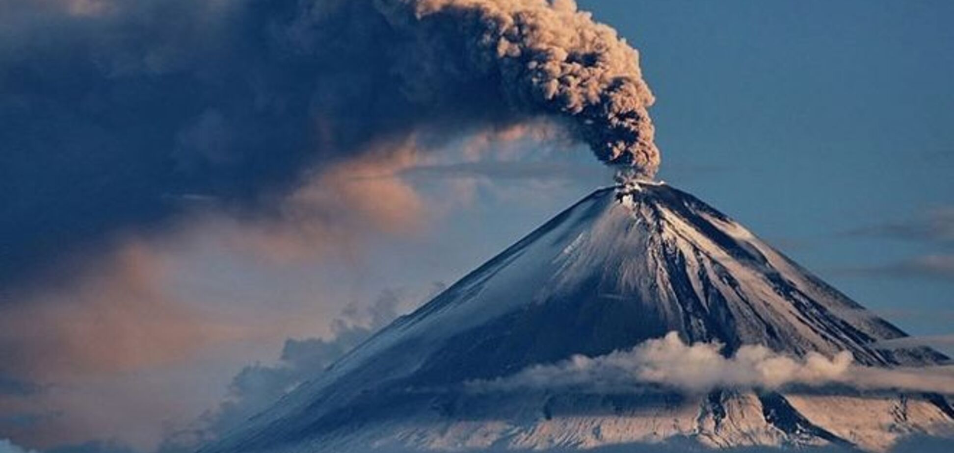 В России проснулся вулкан, выпустив шестикилометровый столб пепла