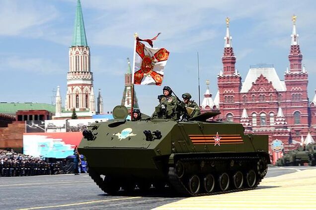 Грустный Путин во главе 'бессмертных' и настоящая 'Армата': чем запомнился парад в Москве
