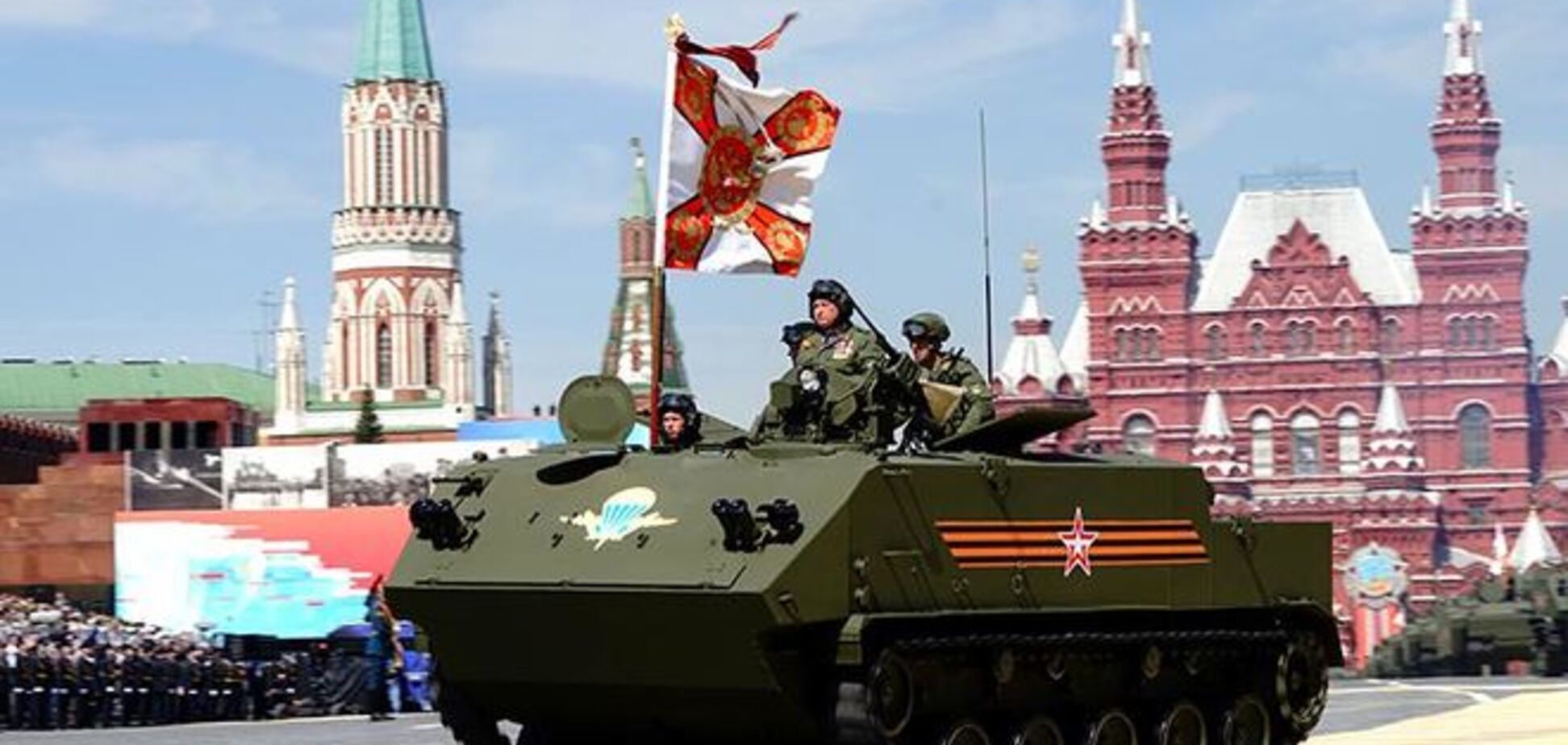 Грустный Путин во главе 'бессмертных' и настоящая 'Армата': чем запомнился парад в Москве