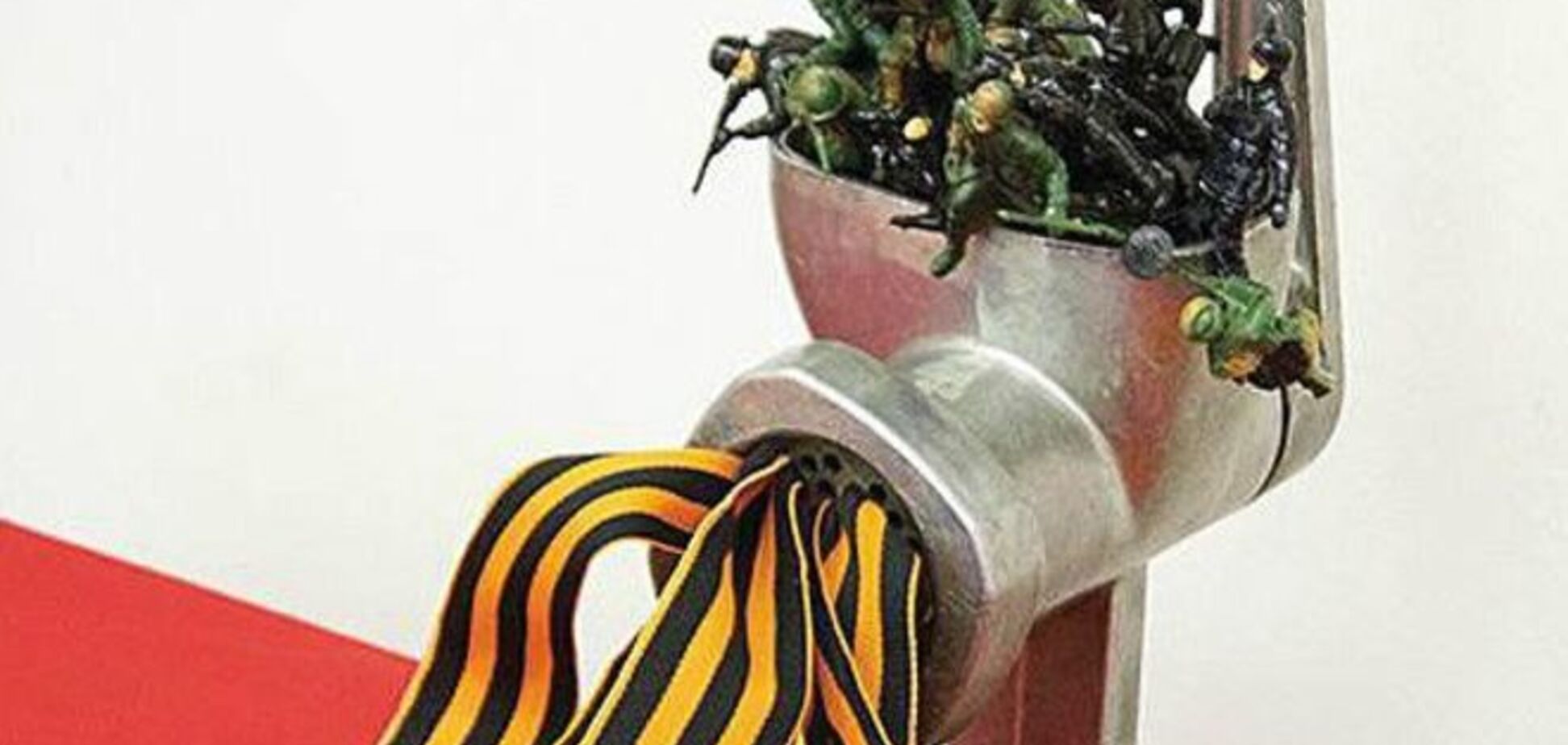 ФСБ разгромила альтернативную выставку ко Дню Победы в Москве: опубликованы фото