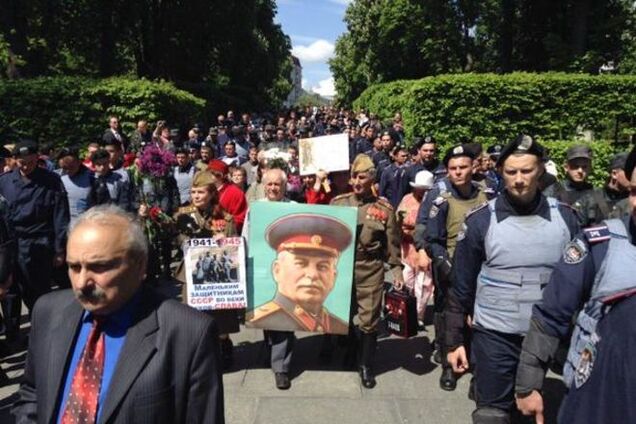 В Киеве коммунисты устроили свой парад и спели 'оду Сталину': опубликованы фото