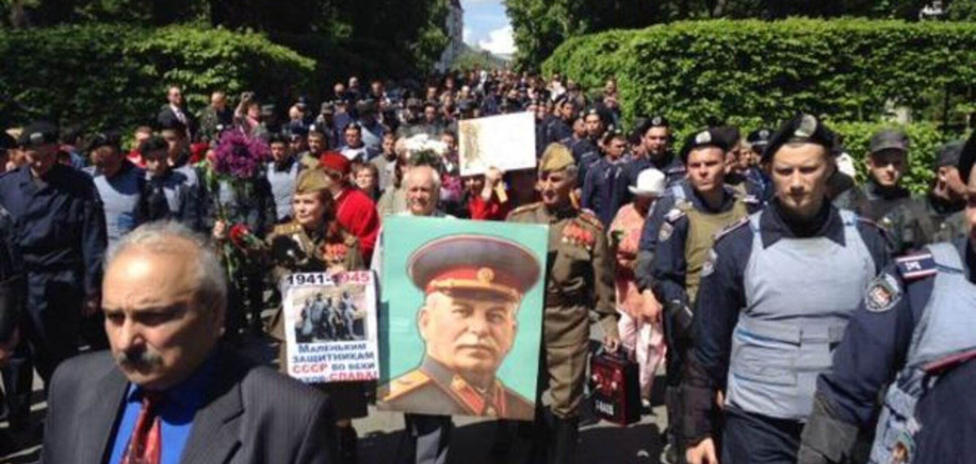 В Киеве коммунисты устроили свой парад и спели 'оду Сталину': опубликованы фото