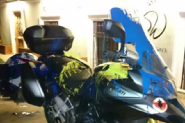 В Тбилиси мотоциклы россиян раскрасили в цвета украинского флага