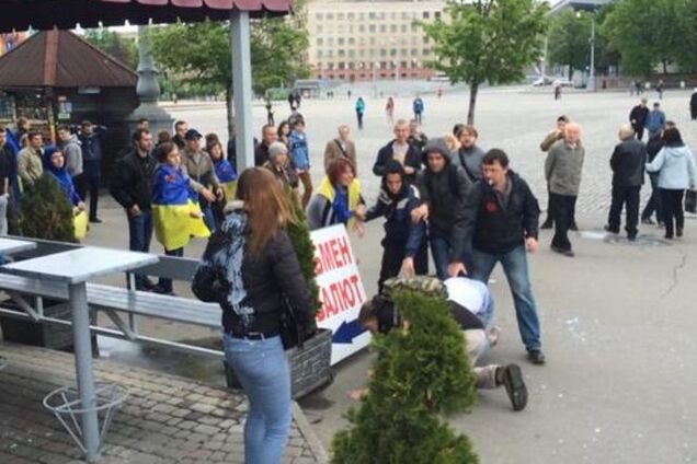 В Харькове сторонниц России облили кефиром