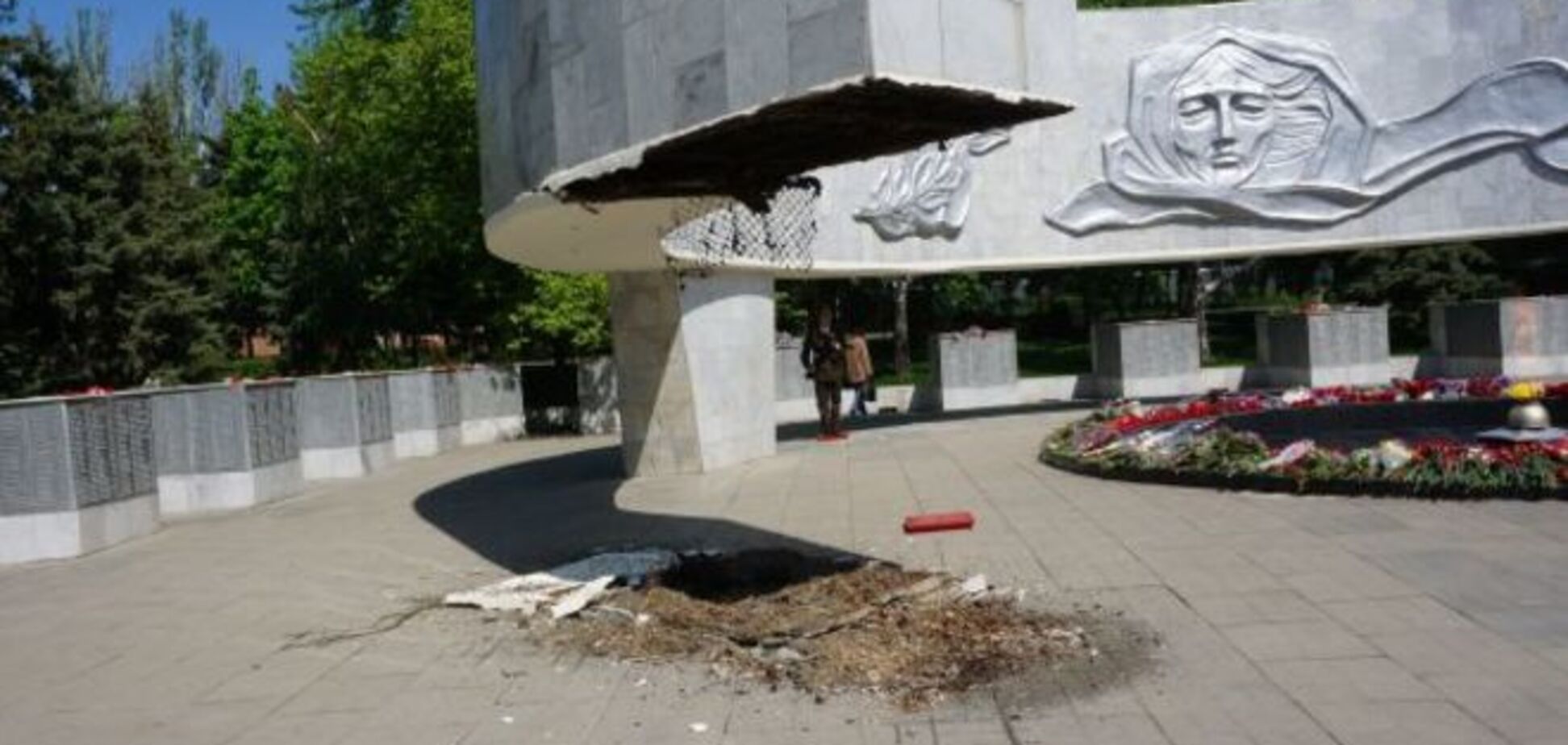 В Ростове обрушился мемориал Победы, чуть не задев ребенка