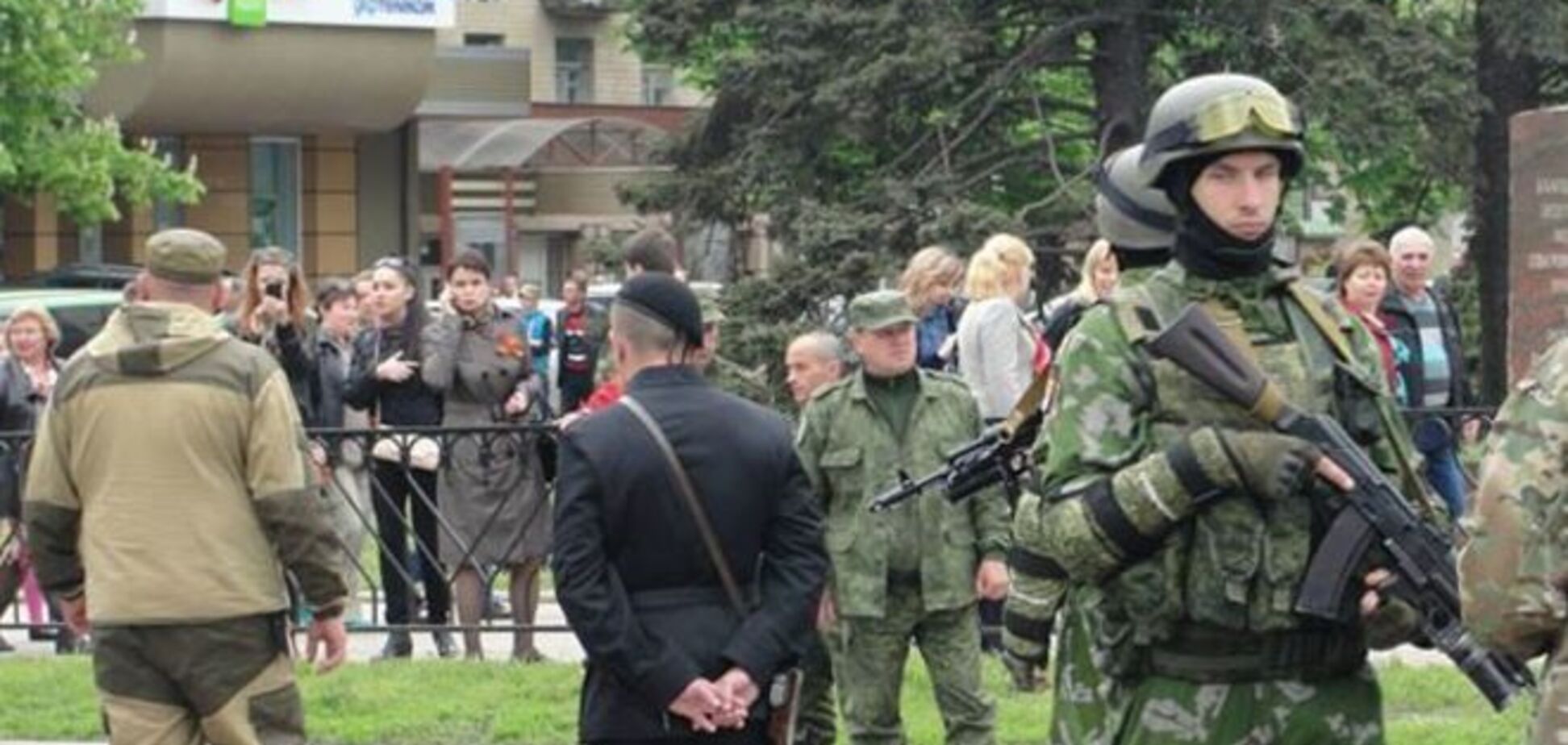 В Донецке 'парад' проходил 'под дулами' автоматов