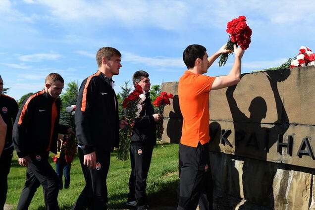 'Шахтер' возложил цветы к монументу освободителям: трогательное видео