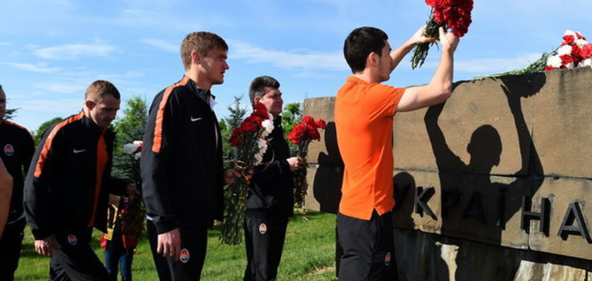 'Шахтер' возложил цветы к монументу освободителям: трогательное видео