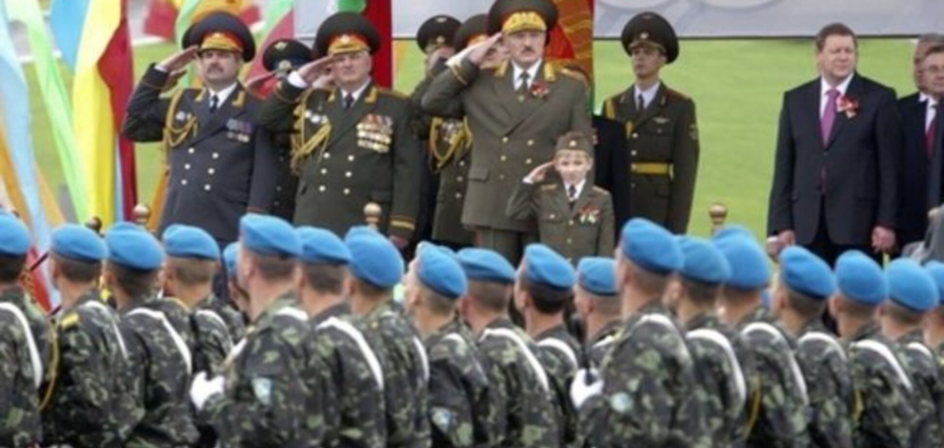 Сын Лукашенко пришел на парад в форме маршала
