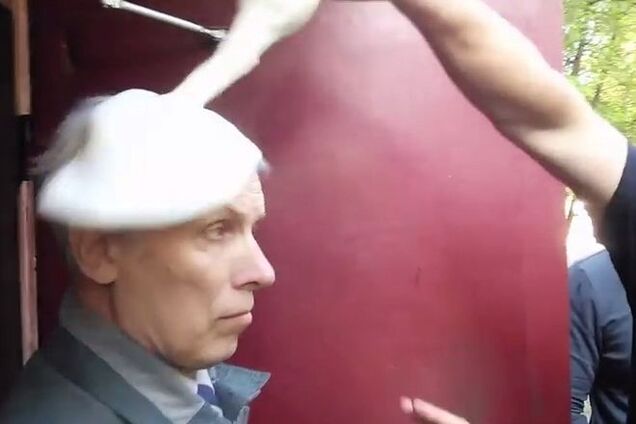 Вождя львовских коммунистов не выпустили из дома: замок залили кефиром