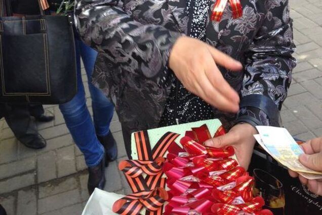 В Киеве на Площади Славы продают георгиевские ленты