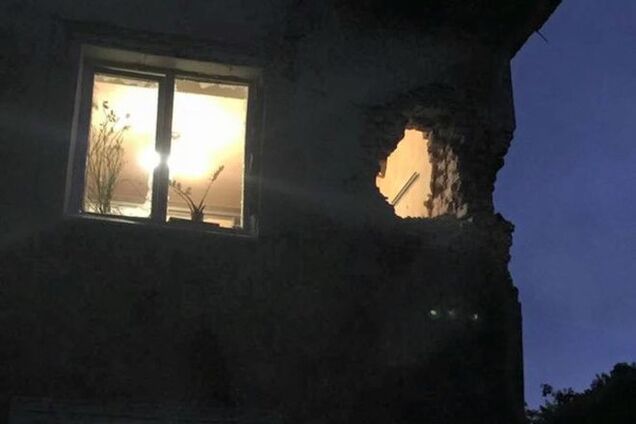 В Донецке снаряд прилетел прямо в жилую квартиру: фотофакт