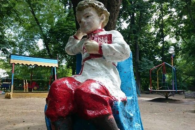 В Харькове статую юного Ленина 'нарядили' в вышиванку: фотофакт