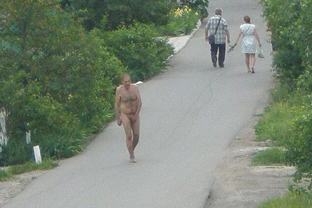 В Мариуполе голого пешехода забрали в психбольницу: фото и видеофакт