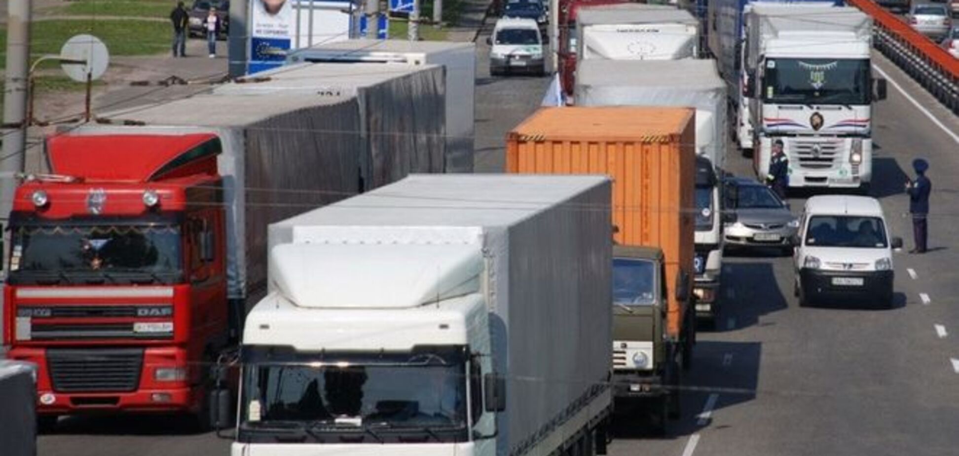 Фурам запретили днем ездить по украинским дорогам