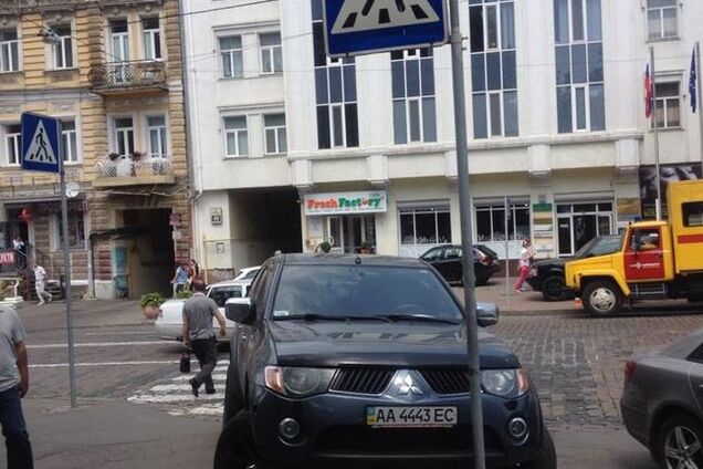 Совестливое 'мурло': 'герой парковки' в Киеве нарушил, но 'дико извинился': фотофакт