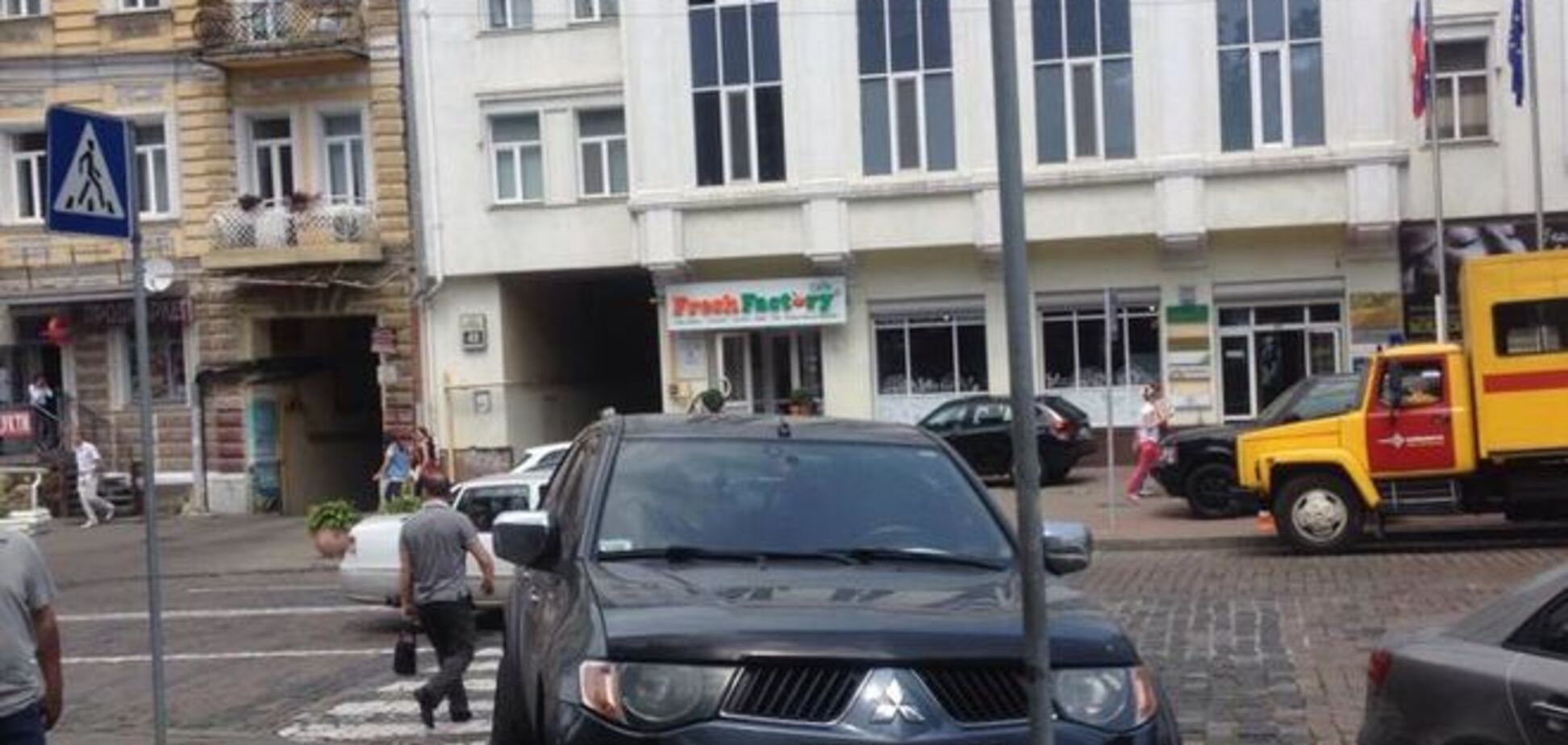 Совестливое 'мурло': 'герой парковки' в Киеве нарушил, но 'дико извинился': фотофакт