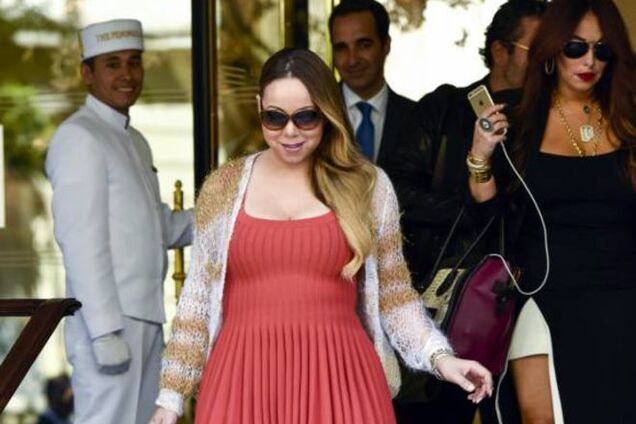 Мэрайя Кэри ужасно располнела, но продолжает носить короткие платья