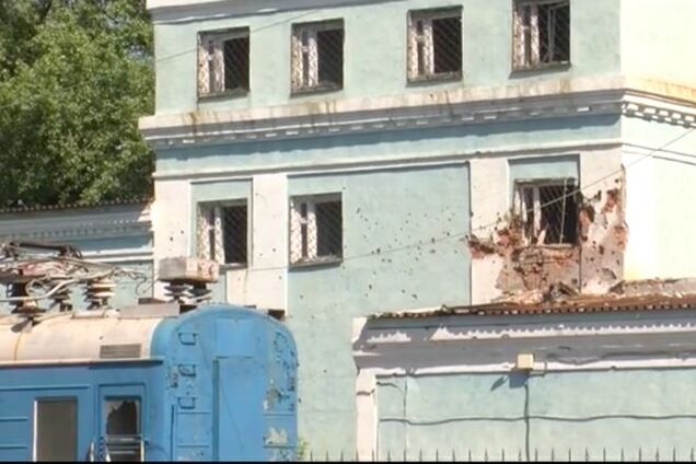 В Донецке террористы разбомбили железнодорожный вокзал: фото и видео
