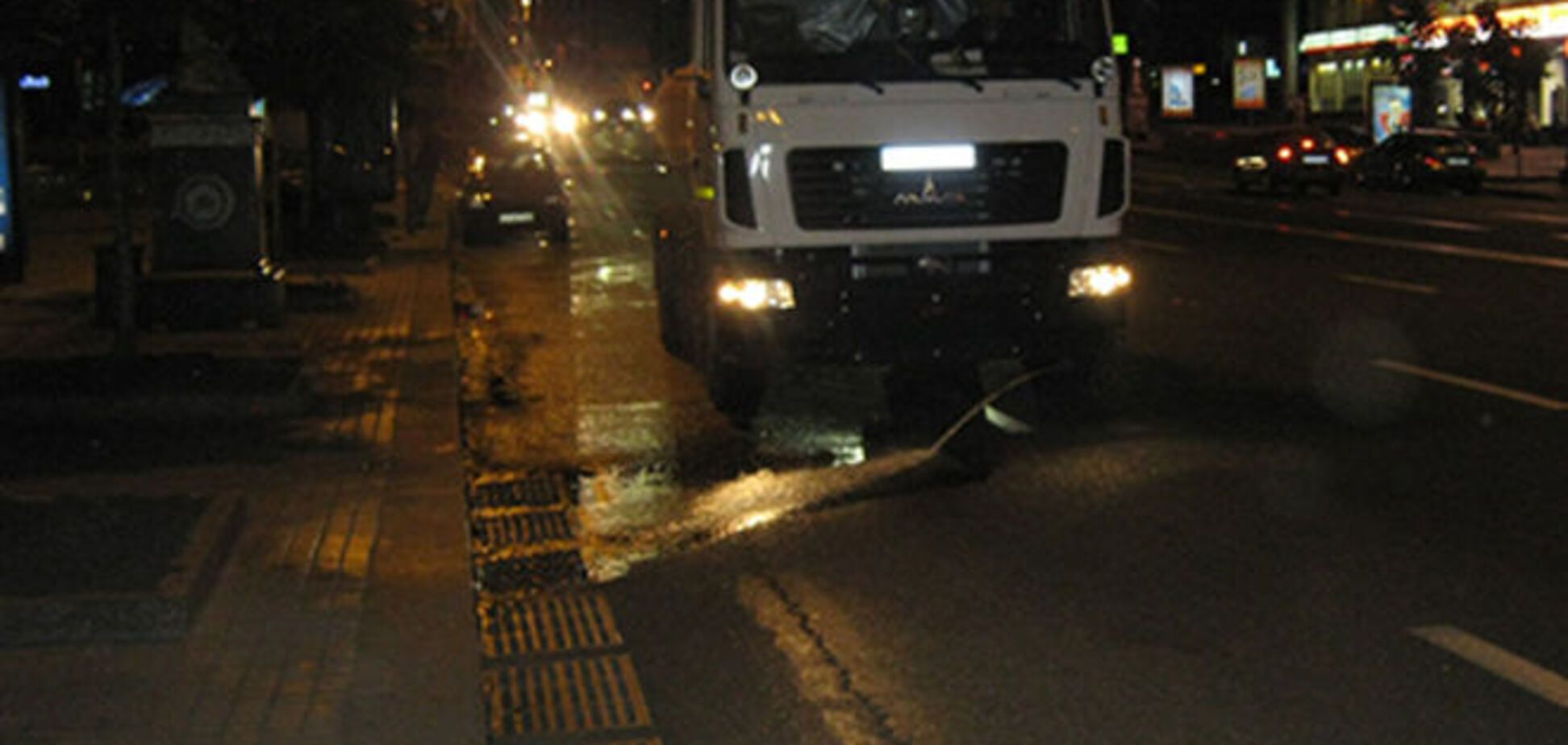 Последствия пожара в Василькове: в Киеве начали мыть асфальт: фотофакт