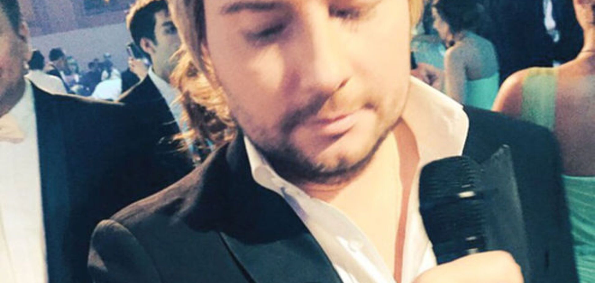 Баскову подарили бриллиантовую перчатку за 150 тысяч евро