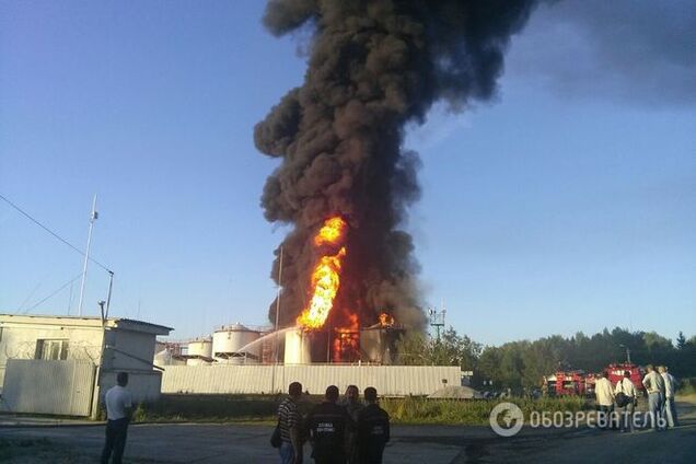 Пожар на нефтебазе в Василькове решили тушить танками