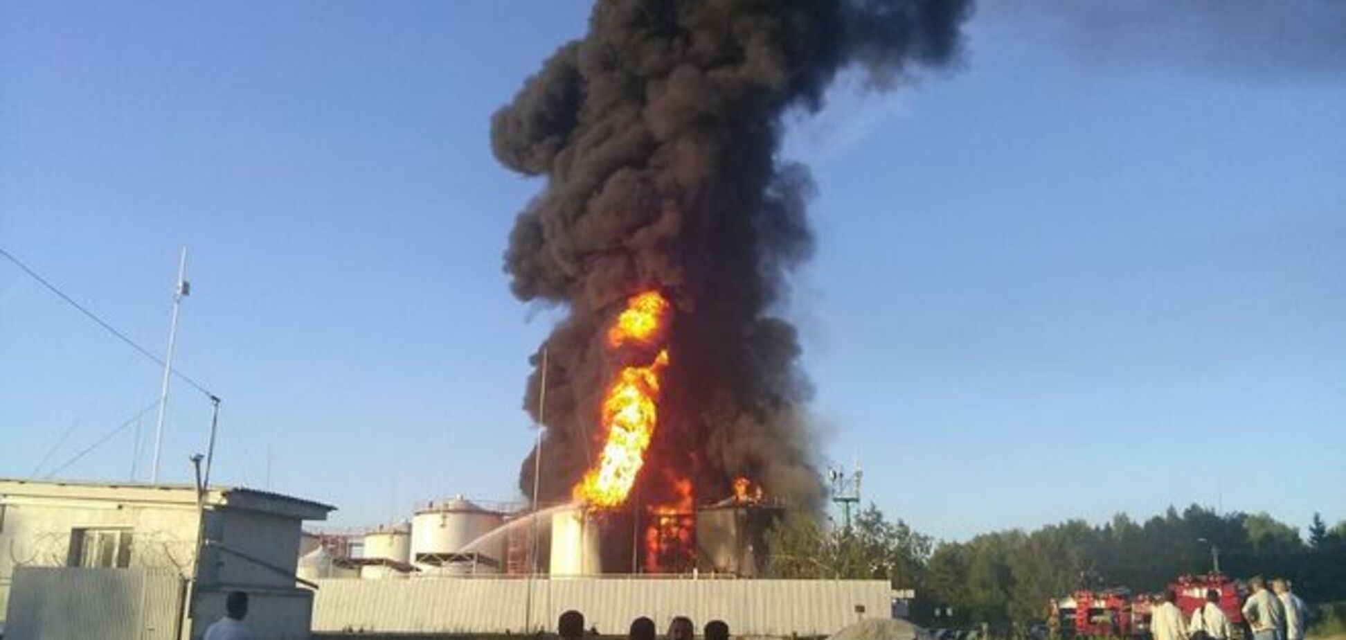 Пожежу на нафтобазі у Василькові вирішили гасити танками