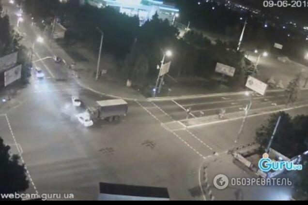 В Мариуполе военный грузовик устроил ДТП с двумя авто: опубликовано видео