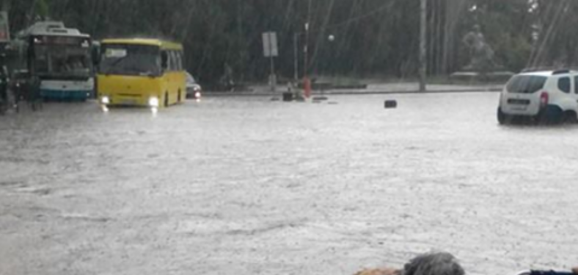 Симферополь второй раз за сутки парализован из-за ливня и града