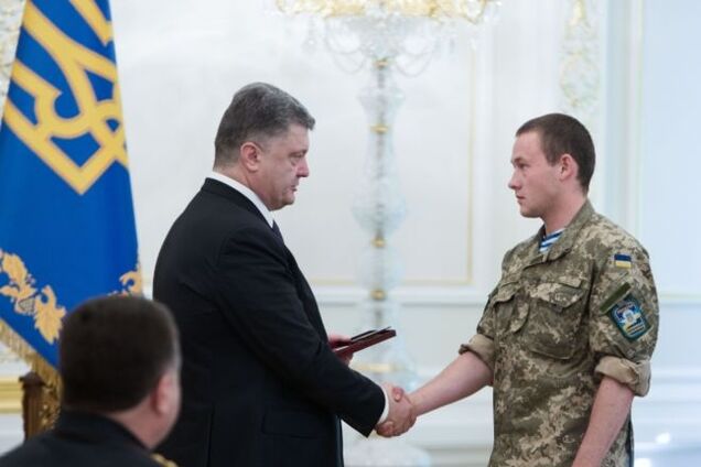 И мертвым, и живым... Порошенко наградил героических 'киборгов': фоторепортаж